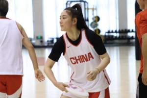 特别的热身方式！中国女篮用飞盘热身 兼顾预判/反应/专注/协作-4k