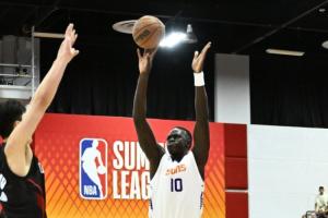 扣了杨瀚森俩！马卢阿奇半场8中3拿下8分6板 4次失误