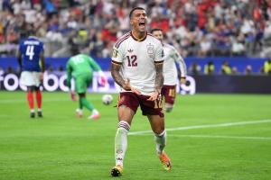 时隔16年进决赛！西班牙2-0法国 亚马尔造点奥亚萨瓦尔、波罗破门