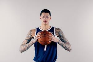 运动能力不俗！35号秀布拉齐尔17中7拿19分8板3帽 正负值+11-gz