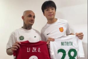言归于好！米特里策李镇全赛后交换球衣，首回合双方冲突前者染红